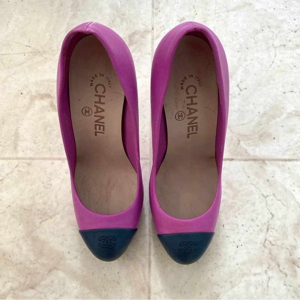 Chanel Made in Italy Interlocking CC Logo Purple Navy Leather Pumps Heels 6/36
